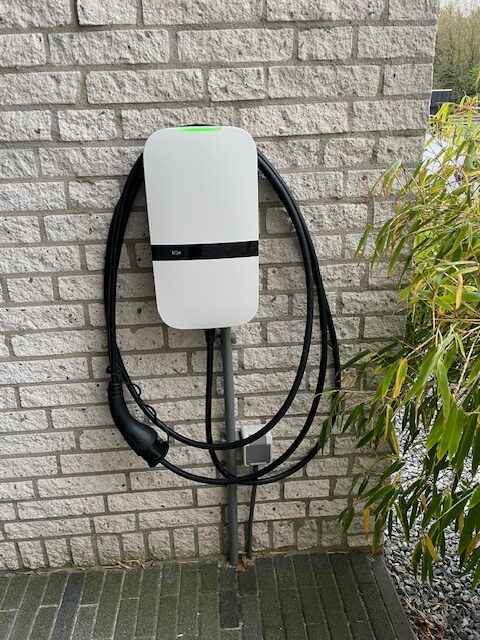 Laadpaal-Eneco-Connectric-op-muur