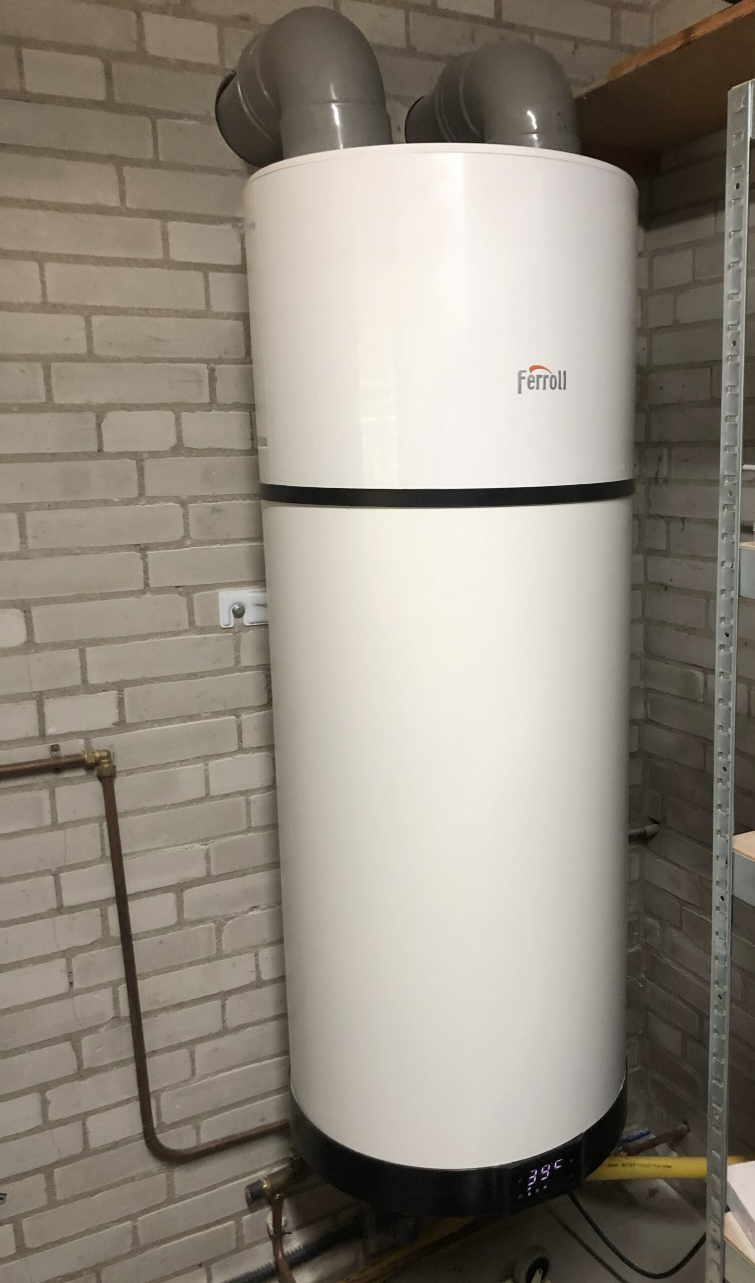 Warmtepompboiler-Ferroli-90L-aan-muur